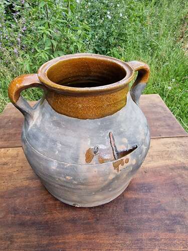 Spanish olive pot